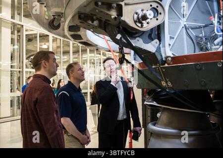 10. Oktober 2019, Hawthorne, CA, Vereinigte Staaten von Amerika: NASA-Administrator Jim Bridenstine, Center, zeigt das OctaWeb, ein Teil des Merlin-Triebwerks, das für die Falcon-Raketen verwendet wird, von dem Gründer und CEO Elon Musk, rechts, während einer Tour durch das SpaceX-Hauptquartier am 10. Oktober 2019 in Hawthorne, Kalifornien. (Bild: © Aubrey Gemignani via ZUMA Wire) Stockfoto