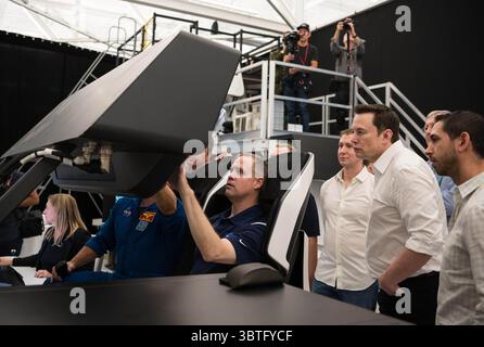 10. Oktober 2019, Hawthorne, CA, Vereinigte Staaten von Amerika: NASA-Administrator Jim Bridenstine, Center, nimmt an einer Dragon-Flugsimulation Teil, während SpaceX-Gründer und CEO Elon Musk, rechts, auf einer Tour durch das SpaceX-Hauptquartier am 10. Oktober 2019 in Hawthorne, Kalifornien, zusieht. (Bild: © Aubrey Gemignani via ZUMA Wire) Stockfoto