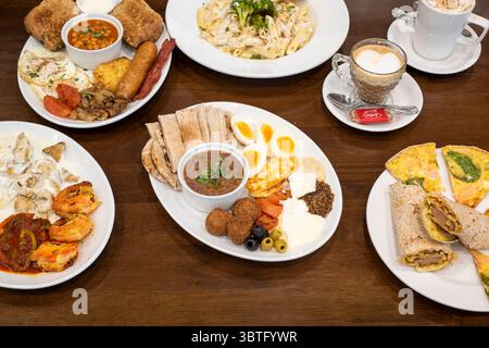 Eine Auswahl an traditionellen englischen und türkischen mediterranen Speisen Stockfoto