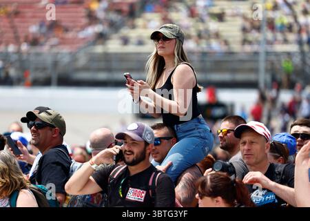 Brooklyn, Mi, USA. Juni 2025. Fans jubeln und machen sich bereit für das FireKeepers Casino 400 in Brooklyn, MI. (Credit Image: © Walter G. Arce Sr./ASP via ZUMA Press Wire) NUR REDAKTIONELLE VERWENDUNG! Nicht für kommerzielle ZWECKE! Stockfoto