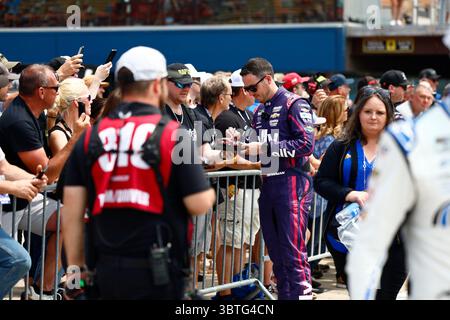 Brooklyn, Mi, USA. Juni 2025. ALEX BOWMAN (48) von Tucson, AZ wird für das FireKeepers Casino 400 in Brooklyn, MI, vorbereitet. (Kreditbild: © Walter G. Arce Sr./ASP via ZUMA Press Wire) NUR REDAKTIONELLE VERWENDUNG! Nicht für kommerzielle ZWECKE! Stockfoto