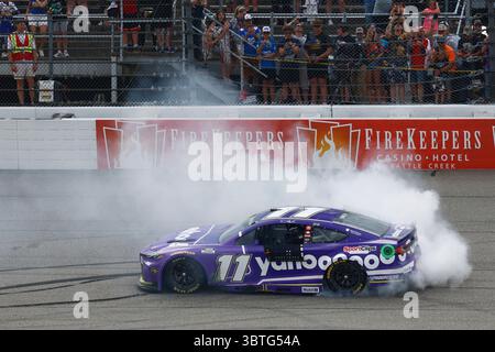 Brooklyn, Mi, USA. Juni 2025. DENNY HAMLIN (11) aus Chesterfield, VA gewinnt das FireKeepers Casino 400 in Brooklyn, MI. (Kreditbild: © Walter G. Arce Sr./ASP via ZUMA Press Wire) NUR REDAKTIONELLE VERWENDUNG! Nicht für kommerzielle ZWECKE! Stockfoto