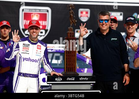 Brooklyn, Mi, USA. Juni 2025. DENNY HAMLIN (11) aus Chesterfield, VA gewinnt das FireKeepers Casino 400 in Brooklyn, MI. (Kreditbild: © Walter G. Arce Sr./ASP via ZUMA Press Wire) NUR REDAKTIONELLE VERWENDUNG! Nicht für kommerzielle ZWECKE! Stockfoto