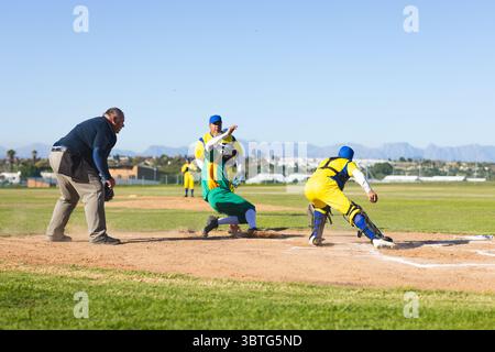 Mann, der auf dem Baseballfeld einen Helm trägt, mit Baseballhandschuh und aufsteigendem Staub Stockfoto