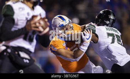 12. Oktober 2019, Boise, ID, USA: Boise State Defensive End/Linebacker Curtis Weaver (99) kämpft am Samstag, den 12. Oktober 2019, im Albertsons Stadium in Boise, Idaho, im ersten Quartal an der Hawaii Offensive Lineman ILM Manning (75) vorbei. (Kreditbild: © TNS via ZUMA Wire) Stockfoto