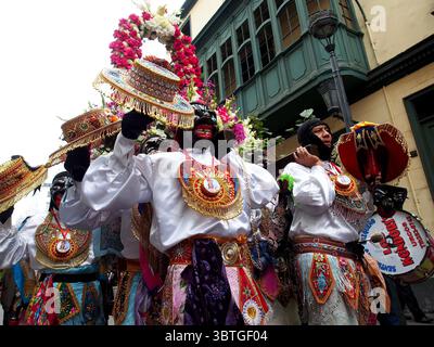 13. Oktober 2019, Lima, Peru: Eine maskierte Tänzerin in typischem Kostüm bei der andenparade in der Innenstadt von Lima zu Ehren der Jungfrau der Geburt (Credit Image: © Carlos Garcia Granthon/ZUMA Wire) Stockfoto