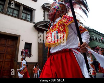 13. Oktober 2019, Lima, Peru: Eine maskierte Tänzerin in typischem Kostüm bei der andenparade in der Innenstadt von Lima zu Ehren der Jungfrau der Geburt (Credit Image: © Carlos Garcia Granthon/ZUMA Wire) Stockfoto