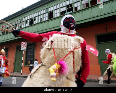 13. Oktober 2019, Lima, Peru: Eine maskierte Tänzerin in typischem Kostüm bei der andenparade in der Innenstadt von Lima zu Ehren der Jungfrau der Geburt (Credit Image: © Carlos Garcia Granthon/ZUMA Wire) Stockfoto