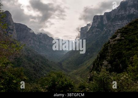 5. Oktober 2019, Epirus, Griechenland: Zagori ist eine Bergregion in Epirus im Nordwesten Griechenlands. Es hat eine Fläche von etwa 1.000 Quadratkilometern und umfasst 46 Dörfer, die als Zagori-Dörfer bekannt sind (Bild: © Nir Alon/ZUMA Wire) Stockfoto