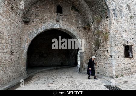3. Oktober 2019, Ioannina, Epirus, Griechenland: Die Burg Ioannina ist die befestigte Altstadt der Stadt Ioannina. Die heutige Festung geht auf den Wiederaufbau unter Ali Pascha in der späten osmanischen Zeit zurück und enthält bereits vorhandene byzantinische und antike griechische Elemente. Ioannina ist die Hauptstadt und größte Stadt der Region Ioannina und Epirus, einer Verwaltungsregion im Nordwesten Griechenlands. (Bild: © Nir Alon/ZUMA Wire) Stockfoto