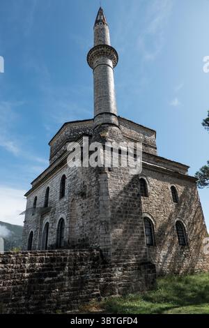 Am 4. Oktober 2019 in Ioannina, Epirus, Griechenland: Die Fethiye-Moschee ist eine osmanische Moschee in Ioannina, die unmittelbar nach der Eroberung durch die Osmanen im Jahre 1430 in der Burg errichtet wurde. Sie wurde 1795 von Ali Pascha umfassend umgebaut, der sie zur Hauptmoschee seines Palastes machte. Ioannina ist die Hauptstadt und größte Stadt der Region Ioannina und Epirus, einer Verwaltungsregion im Nordwesten Griechenlands. (Bild: © Nir Alon/ZUMA Wire) Stockfoto