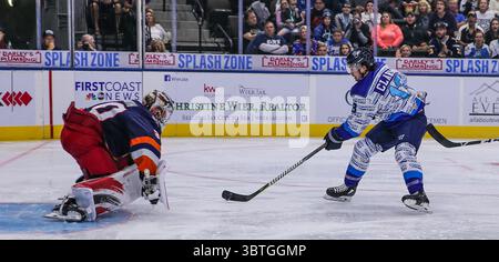 Emerson Clark erzielte bei einem ECHL-Hockeyspiel in der Veterans Memorial Arena in Jacksonville, Florida, am Samstag, den 12. Oktober 2019 den Torwart Callum Booth (30) der Greenville Swamp Rabbits. [Gary Lloyd McCullough/CSM](Guthaben: &Copy; Gary Lloyd McCullough/CSM via ZUMA Wire) Stockfoto