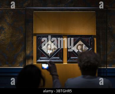 HAARLEM - die Installation der kürzlich erworbenen Frans Hals Gemälde Violine spielender Junge und singendes Mädchen im Frans Hals Museum. Bei einer Auktion in New York kauften das Frans Hals Museum und das Mauritshuis gemeinsam die beiden Gemälde von Frans Hals. ANP REMKO DE WAAL niederlande raus - belgien raus Stockfoto