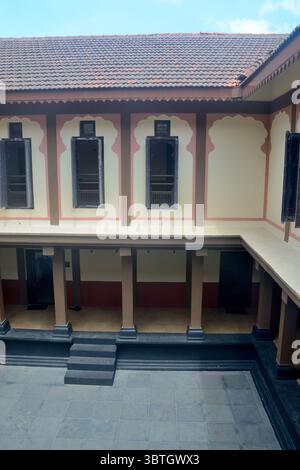 Innenansicht eines alten Hauses (wada) namens Dhepewada, Girivan, in der Nähe von Pune, Maharashtra, Indien Stockfoto