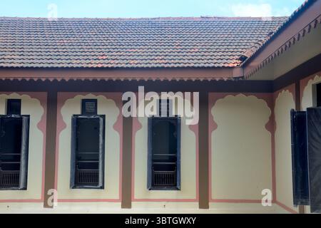 Innenansicht eines alten Hauses (wada) namens Dhepewada, Girivan, in der Nähe von Pune, Maharashtra, Indien Stockfoto