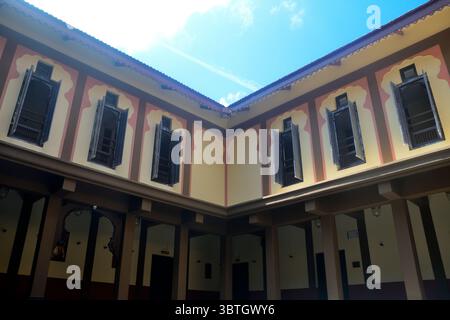 Innenansicht eines alten Hauses (wada) namens Dhepewada, Girivan, in der Nähe von Pune, Maharashtra, Indien Stockfoto