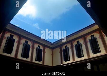 Innenansicht eines alten Hauses (wada) namens Dhepewada, Girivan, in der Nähe von Pune, Maharashtra, Indien Stockfoto