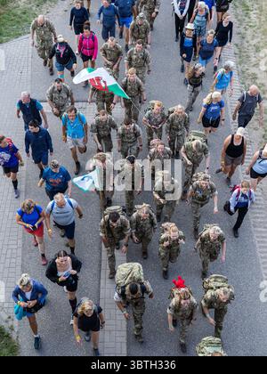 Nijmegen, Niederlande. Juli 2025. NIJMEGEN, NIEDERLANDE - 15. JULI: Tag 1 der vier-Tage-Märsche (Vierdaagse/4daagse), der weltweit größten mehrtägigen Wanderveranstaltung mit über 47,000 Teilnehmern. Das Foto zeigt eine Gruppe von Soldaten, die von oben erschossen wurden. Am 15. Juli 2025 in Nijmegen, Niederlande. (Foto von John Beckmann/Orange Pictures) Credit: Orange Pics BV/Alamy Live News Stockfoto