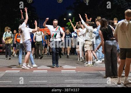 Nijmegen, Niederlande. Juli 2025. NIJMEGEN, NIEDERLANDE - 15. JULI: Tag 1 der vier-Tage-Märsche (Vierdaagse/4daagse), der weltweit größten mehrtägigen Wanderveranstaltung mit über 47,000 Teilnehmern. Die Zuschauer jubeln die Wanderer zu Beginn der Veranstaltung gegen 04:15 Uhr Ortszeit an. Am 15. Juli 2025 in Nijmegen, Niederlande. (Foto von John Beckmann/Orange Pictures) Credit: Orange Pics BV/Alamy Live News Stockfoto