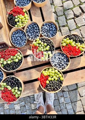 Der Bauernmarkt verkauft frisches Obst Stockfoto