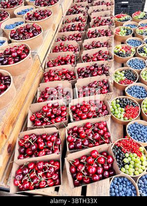Der Bauernmarkt verkauft frisches Obst Stockfoto
