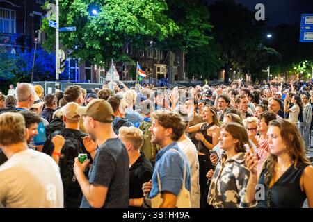Nijmegen, Niederlande. Juli 2025. NIJMEGEN, NIEDERLANDE - 15. JULI: Tag 1 der vier-Tage-Märsche (Vierdaagse/4daagse), der weltweit größten mehrtägigen Wanderveranstaltung mit über 47,000 Teilnehmern. Die Zuschauer jubeln die Wanderer zu Beginn der Veranstaltung gegen 04:15 Uhr Ortszeit an. Am 15. Juli 2025 in Nijmegen, Niederlande. (Foto von John Beckmann/Orange Pictures) Credit: Orange Pics BV/Alamy Live News Stockfoto