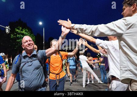 Nijmegen, Niederlande. Juli 2025. NIJMEGEN, NIEDERLANDE - 15. JULI: Tag 1 der vier-Tage-Märsche (Vierdaagse/4daagse), der weltweit größten mehrtägigen Wanderveranstaltung mit über 47,000 Teilnehmern. Einer der Zuschauer gibt einen highfive und jubelt zu Beginn der Veranstaltung einen der Wanderer an. Am 15. Juli 2025 in Nijmegen, Niederlande. (Foto von John Beckmann/Orange Pictures) Credit: Orange Pics BV/Alamy Live News Stockfoto