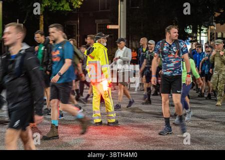 Nijmegen, Niederlande. Juli 2025. NIJMEGEN, NIEDERLANDE - 15. JULI: Tag 1 der vier-Tage-Märsche (Vierdaagse/4daagse), der weltweit größten mehrtägigen Wanderveranstaltung mit über 47,000 Teilnehmern. Verkehrssteuerung, die den Fluss der Gehhilfen leitet. Am 15. Juli 2025 in Nijmegen, Niederlande. (Foto von John Beckmann/Orange Pictures) Credit: Orange Pics BV/Alamy Live News Stockfoto