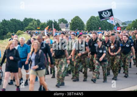 Nijmegen, Niederlande. Juli 2025. NIJMEGEN, NIEDERLANDE - 15. JULI: Tag 1 der vier-Tage-Märsche (Vierdaagse/4daagse), der weltweit größten mehrtägigen Wanderveranstaltung mit über 47,000 Teilnehmern. Das Foto zeigt eine große Gruppe von Walkern und verschwommene Walker im Vordergrund. Am 15. Juli 2025 in Nijmegen, Niederlande. (Foto von John Beckmann/Orange Pictures) Credit: Orange Pics BV/Alamy Live News Stockfoto