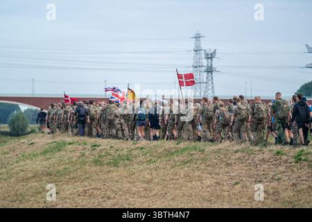 Nijmegen, Niederlande. Juli 2025. NIJMEGEN, NIEDERLANDE - 15. JULI: Tag 1 der vier-Tage-Märsche (Vierdaagse/4daagse), der weltweit größten mehrtägigen Wanderveranstaltung mit über 47,000 Teilnehmern. Das Foto zeigt eine Gruppe von Wanderern auf einem Deich. Am 15. Juli 2025 in Nijmegen, Niederlande. (Foto von John Beckmann/Orange Pictures) Credit: Orange Pics BV/Alamy Live News Stockfoto