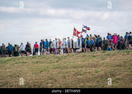 Nijmegen, Niederlande. Juli 2025. NIJMEGEN, NIEDERLANDE - 15. JULI: Tag 1 der vier-Tage-Märsche (Vierdaagse/4daagse), der weltweit größten mehrtägigen Wanderveranstaltung mit über 47,000 Teilnehmern. Das Foto zeigt eine Gruppe von Wanderern auf einem Deich. Am 15. Juli 2025 in Nijmegen, Niederlande. (Foto von John Beckmann/Orange Pictures) Credit: Orange Pics BV/Alamy Live News Stockfoto