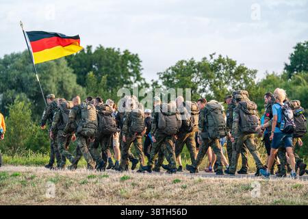 Nijmegen, Niederlande. Juli 2025. NIJMEGEN, NIEDERLANDE - 15. JULI: Tag 1 der vier-Tage-Märsche (Vierdaagse/4daagse), der weltweit größten mehrtägigen Wanderveranstaltung mit über 47,000 Teilnehmern. Das Foto zeigt eine Gruppe deutscher Soldaten. Am 15. Juli 2025 in Nijmegen, Niederlande. (Foto von John Beckmann/Orange Pictures) Credit: Orange Pics BV/Alamy Live News Stockfoto