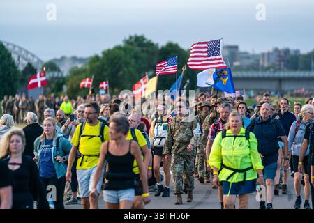 Nijmegen, Niederlande. Juli 2025. NIJMEGEN, NIEDERLANDE - 15. JULI: Tag 1 der vier-Tage-Märsche (Vierdaagse/4daagse), der weltweit größten mehrtägigen Wanderveranstaltung mit über 47,000 Teilnehmern. Das Foto zeigt eine Gruppe von Teilnehmern aus dem zivilen und militärischen Bereich aus Dänemark und den Vereinigten Staaten. Am 15. Juli 2025 in Nijmegen, Niederlande. (Foto von John Beckmann/Orange Pictures) Credit: Orange Pics BV/Alamy Live News Stockfoto