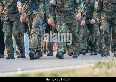 Nijmegen, Niederlande. Juli 2025. NIJMEGEN, NIEDERLANDE - 15. JULI: Tag 1 der vier-Tage-Märsche (Vierdaagse/4daagse), der weltweit größten mehrtägigen Wanderveranstaltung mit über 47,000 Teilnehmern. Das Foto zeigt eine Nahaufnahme der Füße, die die Schuhe und Stiefel von Soldaten zeigt. Am 15. Juli 2025 in Nijmegen, Niederlande. (Foto von John Beckmann/Orange Pictures) Credit: Orange Pics BV/Alamy Live News Stockfoto