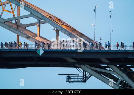 15.07.2015 Tag 1 Four Days Marches NIJMEGEN NIJMEGEN, NIEDERLANDE - 15. JULI: Tag 1 des Four Day Marches Vierdaagse / 4daagse, der weltweit größten mehrtägigen Wanderveranstaltung mit über 47,000 Teilnehmern 2025. Teilnehmer gehen über die Waalbrug/Waal Brücke. Am 15. Juli 2025 in Nijmegen, Niederlande. Nijmegen Niederlande Inhalte können nicht direkt oder indirekt über Dritte in den Niederlanden weiterverbreitet werden. Copyright: XJohnxBeckmannx Stockfoto