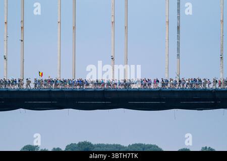 15.07.2015 Tag 1 Four Days Marches NIJMEGEN NIJMEGEN, NIEDERLANDE - 15. JULI: Tag 1 des Four Day Marches Vierdaagse / 4daagse, der weltweit größten mehrtägigen Wanderveranstaltung mit über 47,000 Teilnehmern 2025. Teilnehmer gehen über die Waalbrug/Waal Brücke. Am 15. Juli 2025 in Nijmegen, Niederlande. Nijmegen Niederlande Inhalte können nicht direkt oder indirekt über Dritte in den Niederlanden weiterverbreitet werden. Copyright: XJohnxBeckmannx Stockfoto