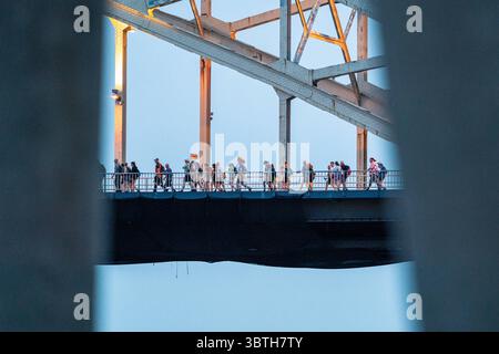 15.07.2015 Tag 1 Four Days Marches NIJMEGEN NIJMEGEN, NIEDERLANDE - 15. JULI: Tag 1 des Four Day Marches Vierdaagse / 4daagse, der weltweit größten mehrtägigen Wanderveranstaltung mit über 47,000 Teilnehmern 2025. Teilnehmer gehen über die Waalbrug/Waal Brücke. Am 15. Juli 2025 in Nijmegen, Niederlande. Nijmegen Niederlande Inhalte können nicht direkt oder indirekt über Dritte in den Niederlanden weiterverbreitet werden. Copyright: XJohnxBeckmannx Stockfoto