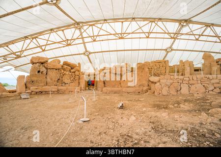 Mnajdra Malta, Blick auf den Eingang zum stark erodierten Südtempel innerhalb des neolithischen Tempels der prähistorischen Stätte Mnajdra, Malta Stockfoto