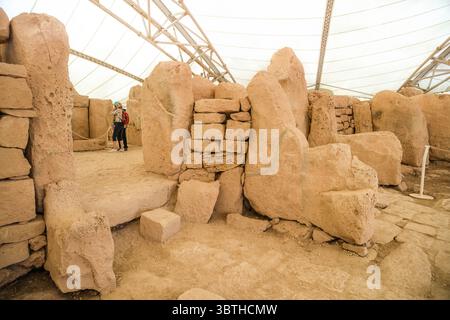 Malta Mnajdra, Blick auf die stark erodierte Außenwand und den Eingang zum zentralen Tempel in der neolithischen prähistorischen Mnajdra-Stätte, Malta Stockfoto
