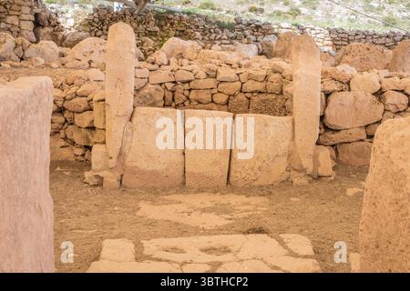 Malta Mnajdra, Blick auf eine Innenkammer aus stark erodierten Kalksteinplatten, neolithischer Tempel der prähistorischen Stätte Mnajdra, Malta Stockfoto