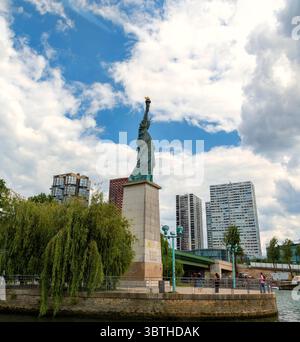 Paris, Frankreich - 6. Mai 2025: Freiheitsstatue auf der Pont de Grenelle, einer künstlichen Insel, die 1827 an der seine erbaut wurde. Stockfoto
