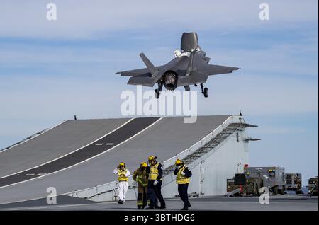 18. Oktober 2019, HMS Queen Elizabeth, Nova Scotia, Kanada: Ein Royal Air Force F-35B Lightning Stealth Kampfflugzeug startet vom Flugdeck der HMS Queen Elizabeth während des Flugbetriebs am 17. Oktober 2019 im Atlantik. Die HMS Queen Elizabeth ist das größte jemals von der Royal Navy gebaute Kriegsschiff und wird derzeit zur Unterstützung der Übung WESTLANT 19 eingesetzt. (Foto: © Nathan T. Beard via ZUMA Wire) Stockfoto