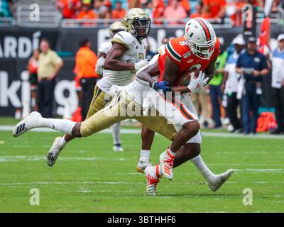 19. Oktober 2019: Der Miami Hurricanes Wide Receiver Dee Wiggins (8) treibt den Ball vor, der von Georgia Tech Yellow Jackets Defensive Back Zamari Walton (21) während eines College-Football-Spiels im Hard Rock Stadium in Miami Gardens, Florida, unter Druck gesetzt wurde. Georgia Tech gewann 28-21 in Überstunden. Mario Houben/CSM(Kreditbild: &Copy; Mario Houben/CSM via ZUMA Wire) Stockfoto