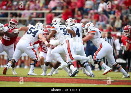 19. Oktober 2019: Auburn Running Back Malik Miller #32 sucht nach Laufraum. Auburn besiegte Arkansas 51-10 in Fayetteville, AR, Richey Miller/CSM (Credit Image: &Copy; Richey Miller/CSM via ZUMA Wire) Stockfoto