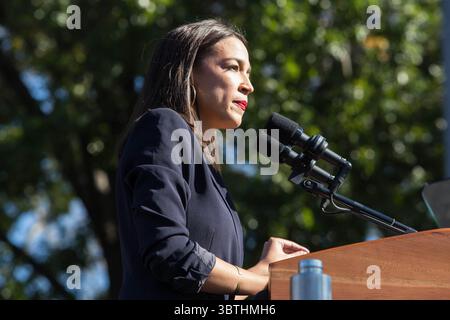 19. Oktober 2019, Queens, New York, USA: Kongressabgeordnete Alexandria Ocasio Cortez, unterstützte Bernie Sanders und sprach bei einer Kundgebung von 25.000 im Queensbridge Park, bevor er den Senator vorstellte 25.000. (Bild: © Nancy Siesel/ZUMA Wire) Stockfoto