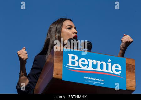 19. Oktober 2019, Queens, New York, USA: Kongressabgeordnete Alexandria Ocasio Cortez, unterstützte Bernie Sanders und sprach bei einer Kundgebung von 25.000 im Queensbridge Park, bevor er den Senator vorstellte 25.000. (Bild: © Nancy Siesel/ZUMA Wire) Stockfoto