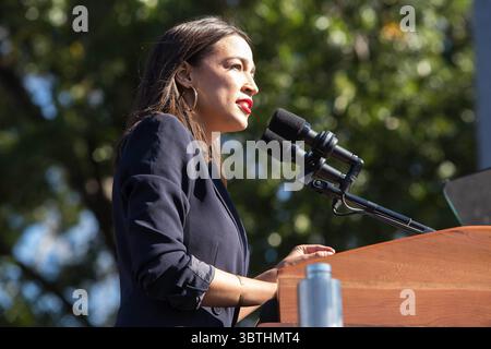 19. Oktober 2019, Queens, New York, USA: Kongressabgeordnete Alexandria Ocasio Cortez, unterstützte Bernie Sanders und sprach bei einer Kundgebung von 25.000 im Queensbridge Park, bevor er den Senator vorstellte 25.000. (Bild: © Nancy Siesel/ZUMA Wire) Stockfoto