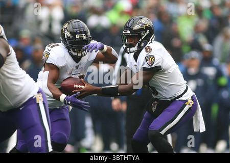 20. Oktober 2019: Baltimore Ravens Quarterback Lamar Jackson (8) übergibt den Ball an Baltimore Ravens Running Back Mark Ingram II (21) während eines Spiels zwischen den Baltimore Ravens und den Seattle Huskies im CenturyLink Field in Seattle, WA. Sean Brown/CSM(Credit Image: &Copy; Sean Brown/CSM via ZUMA Wire) Stockfoto