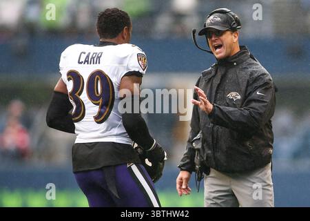 20. Oktober 2019: John Harbaugh, Cheftrainer von Baltimore Ravens, spricht mit Baltimore Ravens Cornerback Brandon Carr (39) während eines Spiels zwischen den Baltimore Ravens und den Seattle Huskies im CenturyLink Field in Seattle, WA. Die Ravens besiegten die Seahawks mit 30:16. Sean Brown/CSM(Credit Image: &Copy; Sean Brown/CSM via ZUMA Wire) Stockfoto