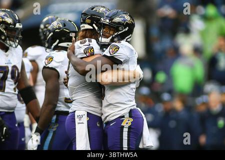 20. Oktober 2019: Baltimore Ravens Quarterback Lamar Jackson (8) und Baltimore Ravens Tight End Hayden Hurst (81) umarmen sich, nachdem er am Ende des Spiels in die Siegesformation eingestiegen war, während eines Spiels zwischen den Baltimore Ravens und den Seattle Huskies im CenturyLink Field in Seattle, WA. Die Ravens besiegten die Seahawks mit 30:16. Sean Brown/CSM(Credit Image: &Copy; Sean Brown/CSM via ZUMA Wire) Stockfoto